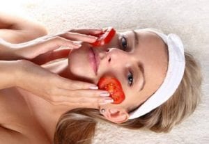 tomato face mask for treating black circles under eyes